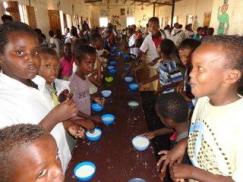 Somali refugee children in Yemen having school breakast from the World Food Programme (WFP/Barry Came)