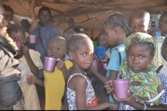 School meals are an important part of WFP's emergency response to the conflict in Mali. They give children like these an added reason to attend school while providing them with the calories and nutrition they need to be healthy. (WFP/Daouda Guirou)